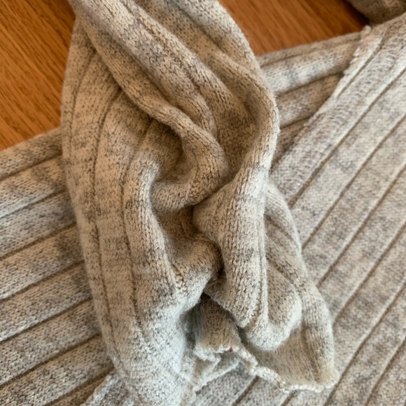 Umgee Peek-a-boo Shoulder Sweater Women’s L Taupe Gray Cable A-line‎ Preloved - Picture 3 of 9